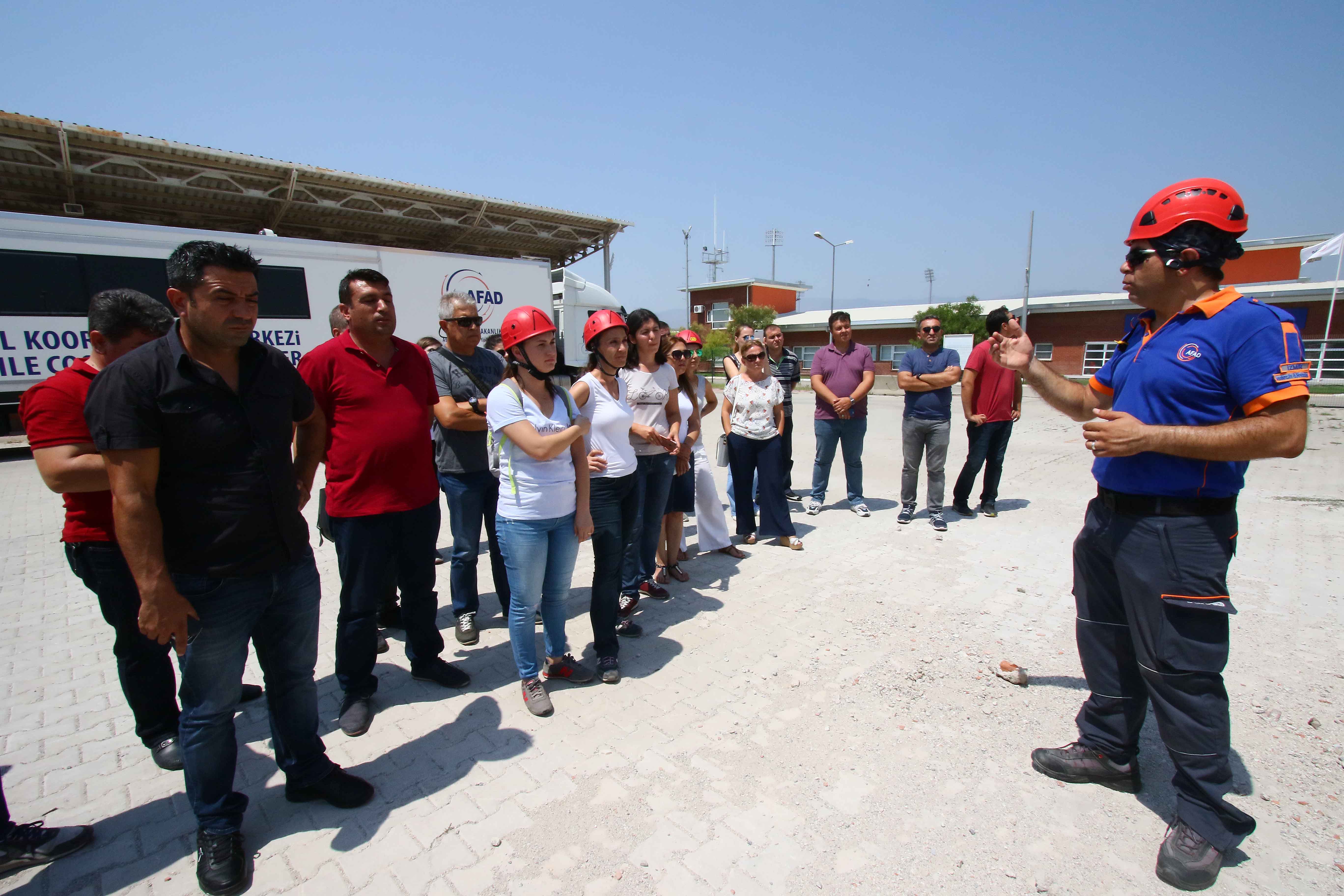 Bayraklı’da personele deprem eğitimi