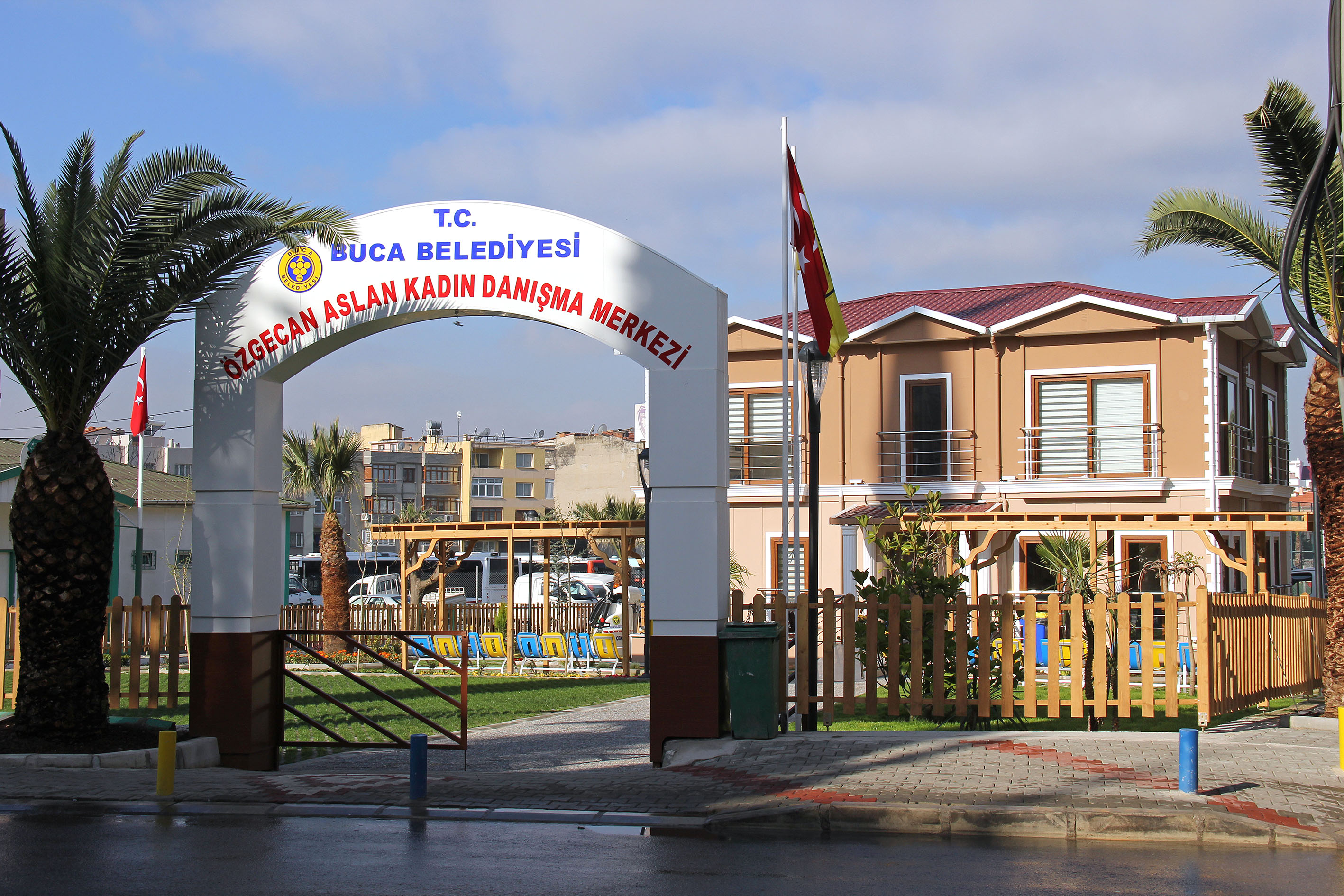 Buca’nın merkezleri tüm İzmir’e hizmet veriyor