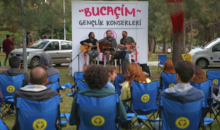 Çimlerde konser keyfi