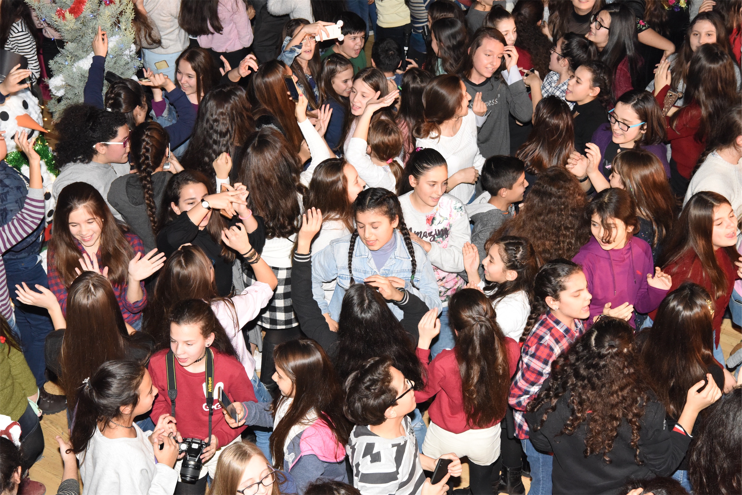Çocuklar olmak istedikleri renkleri yazıya döktü