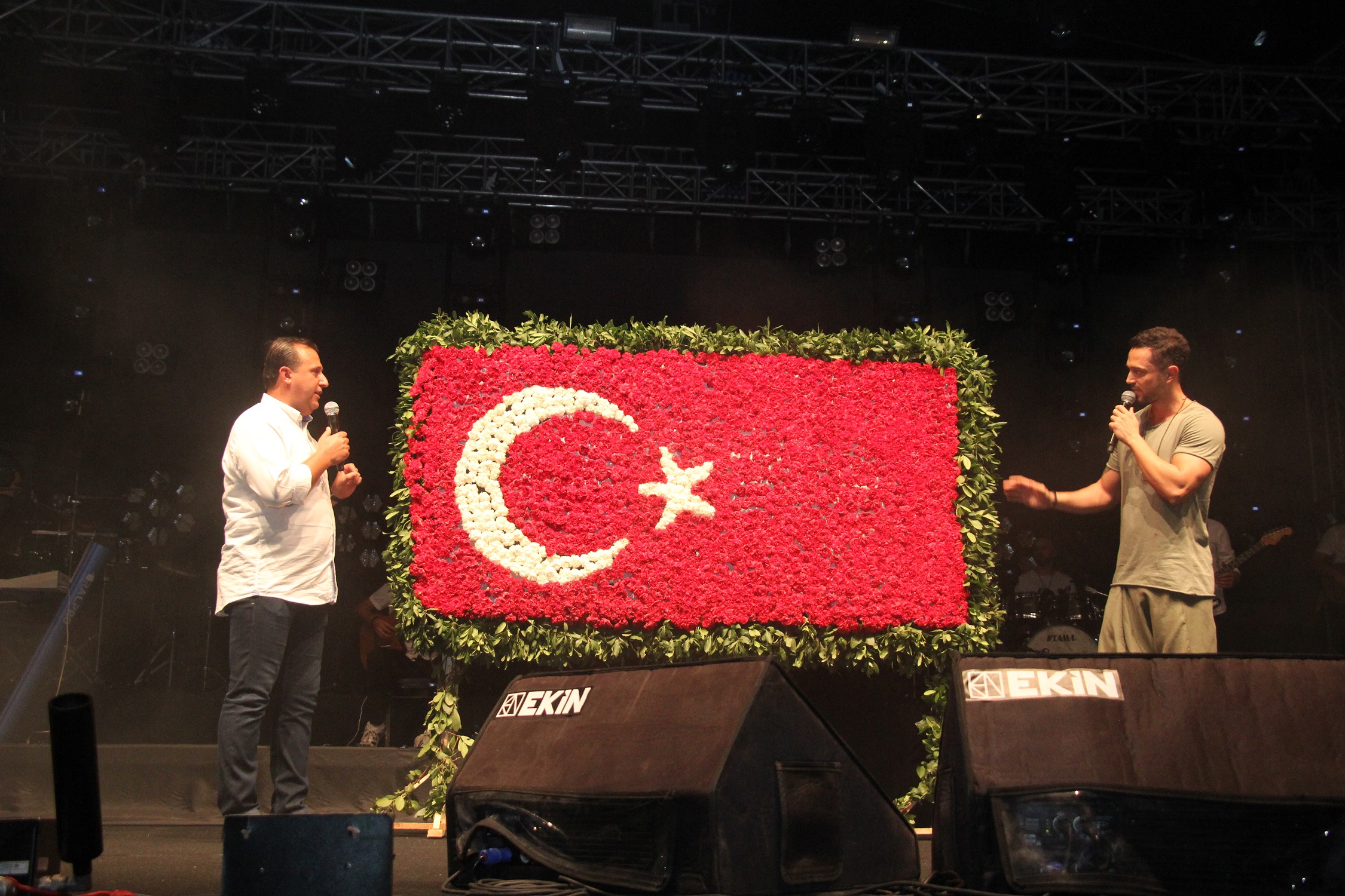 Menderes Zafer Bayramını Murat Boz’la Kutladı