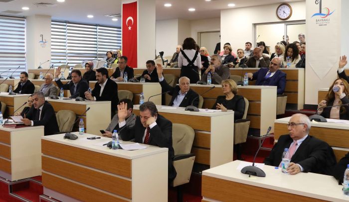 Bayraklı Meclisi karıştı