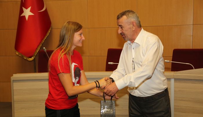 Yarım Altınla Ödüllendirildi