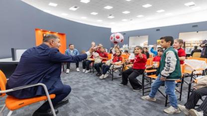 Başkan Tugay okudu, Kadifekaleli çocuklar dinledi