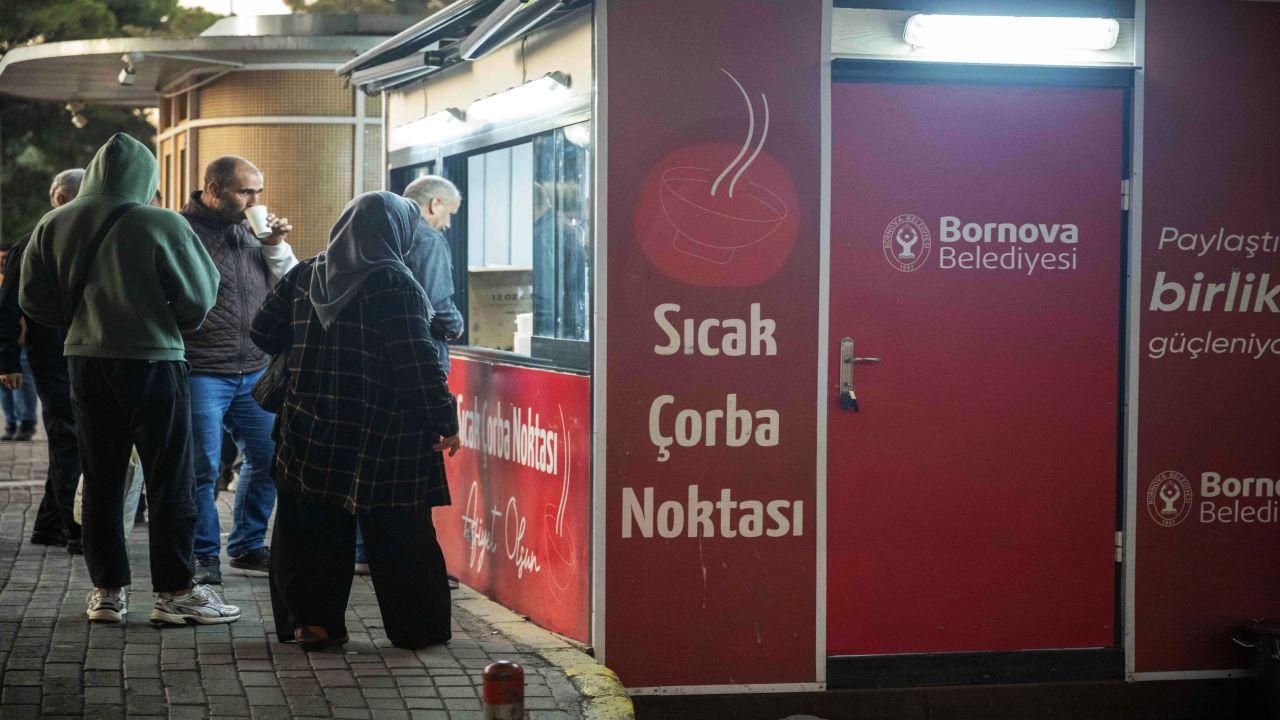 Bornova Belediyesi’nden vatandaşlara sıcak çorba ikramı başladı