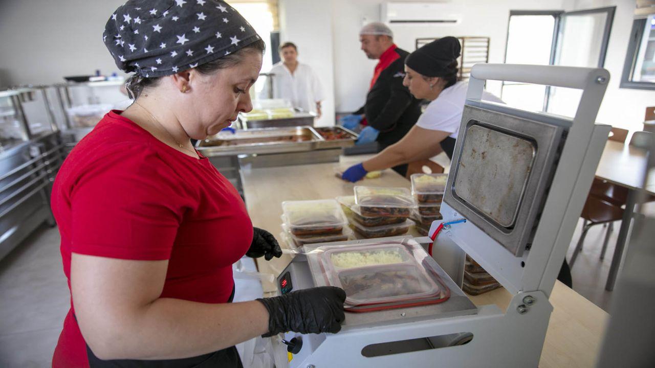 “Dayanışma Mutfağı” Her Gün Sofraları Isıtıyor