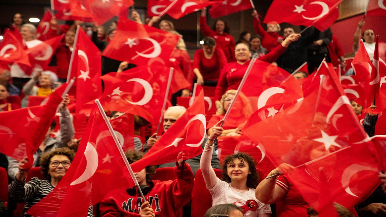 Güzelbahçe’de 102. Yıl coşkusu Kortej ve Konserle Kutlandı