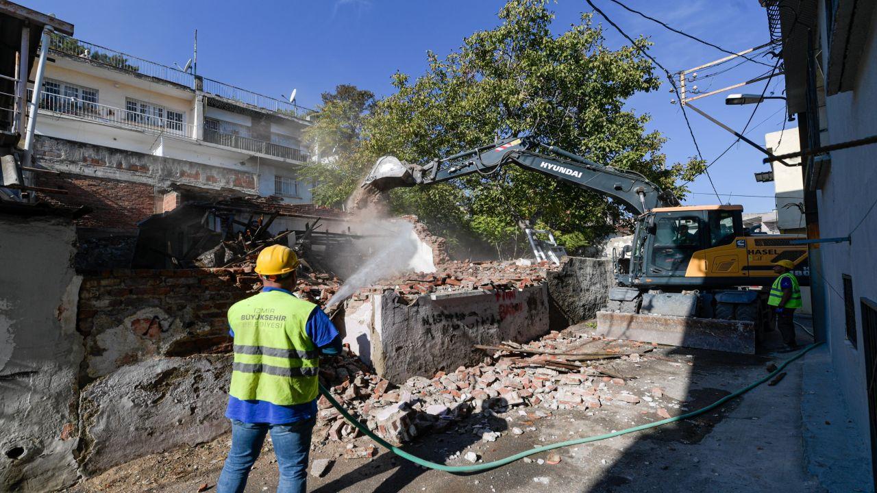 İlk mesaide iki yapı yıkıldı
