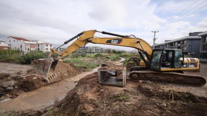 İzmir Büyükşehir Belediyesi ekipleri  yağışlarla mücadele ediyor
