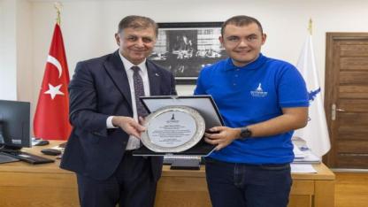 Tarihi başarılara imza atan Tuna, Başkan Tugay’la buluştu