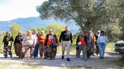 “Ürettikçe yaşamı güzelleştiren tüm kadın çiftçilerin yanındayız”
