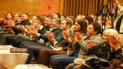 Alayına Makara Tiyatrosu Bayındır’da Gülmekten Kırdı Geçirdi
