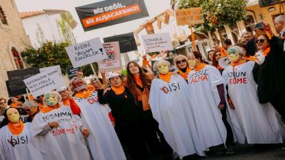 Çeşme’de 411 fidan, binlerce adım, tek bir söz: “İstanbul Sözleşmesi yaşatır”