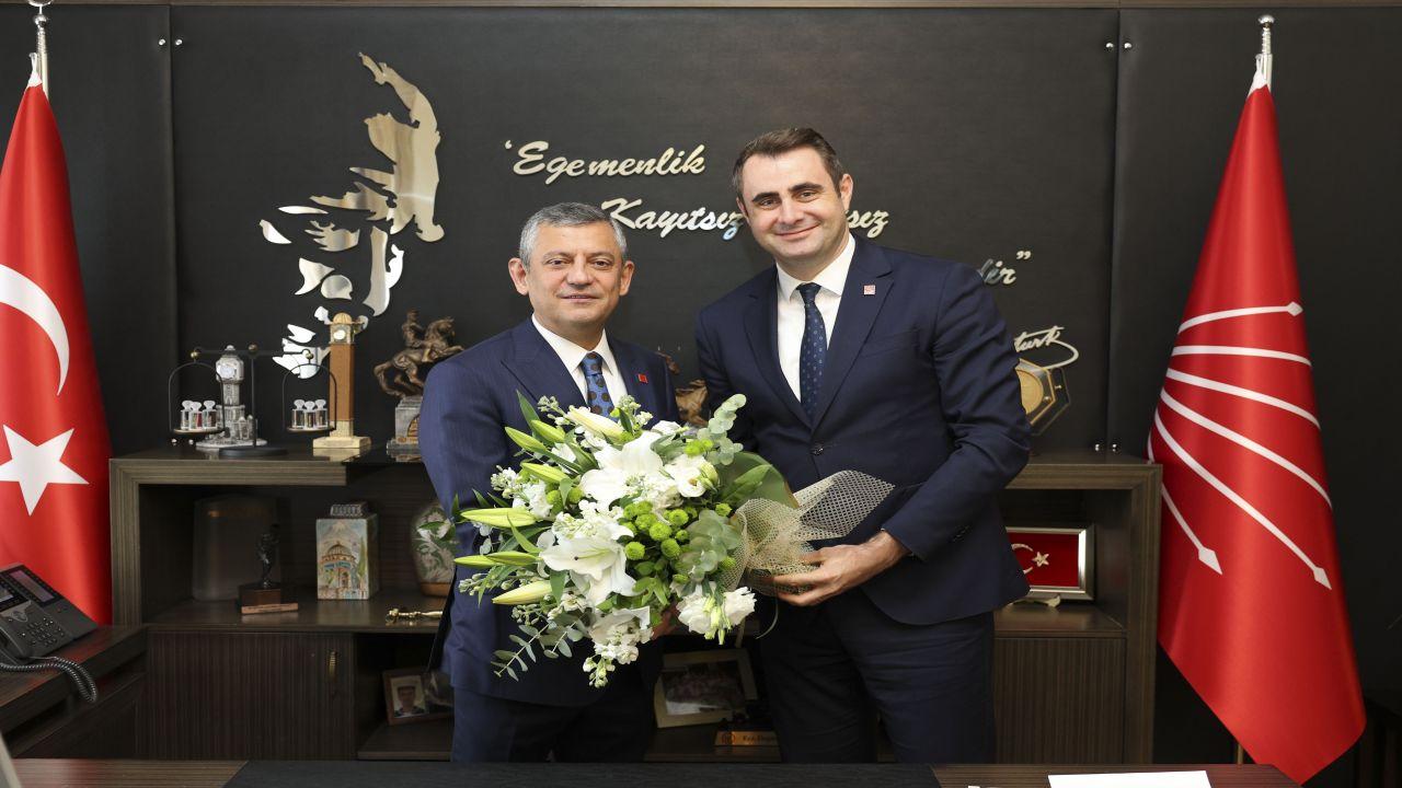 CHP Genel Başkanı Özgür Özel’den İzmir Örgütüne Gençlik Övgüsü