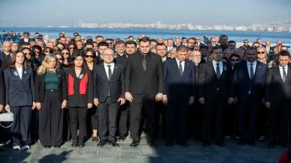 CHP İzmir Atatürk’ü minnetle andı