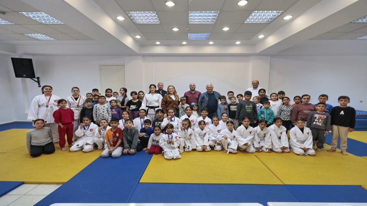 Geleceğin judocuları Konak’ta yetişiyor: Sarı kuşaklar Başkan Mutlu’dan