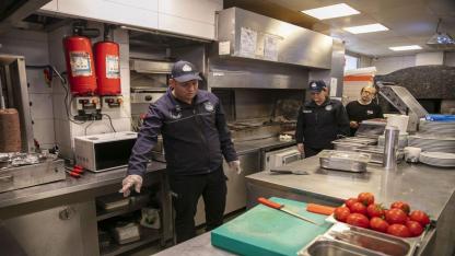 Güzelbahçe zabıtasından restoranlara sıkı denetim