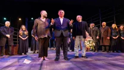 İzmir Şehir Tiyatroları’ndan Cadı Kazanı için görkemli prömiyer