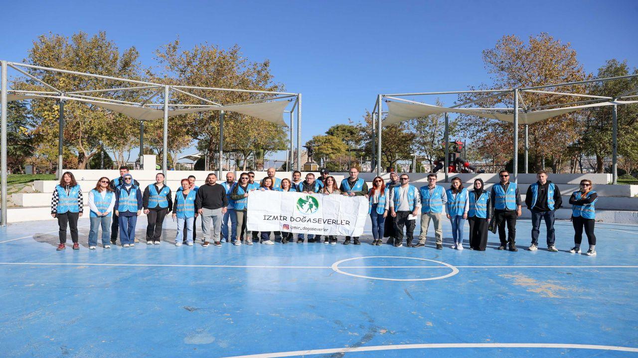 İzmirli gönüllüler el ele vererek doğa için temizlediler
