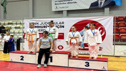 Konak’ın judo takımı ilk turnuvadan madalyalarla döndü