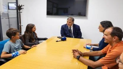 Başkan Tugay, Fransız gezgin aileyi ağırladı