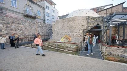 Sanat ve tarihi buluşturan Kıllıoğlu Hamamı’na yoğun ilgi