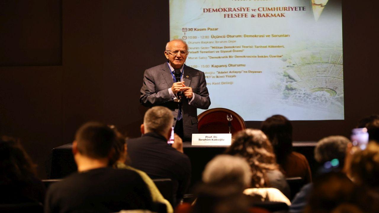 “Demokrasi ve Adalet Felsefe Işığında Tartışıldı”