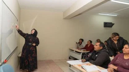 “Emojilerle konuşuyorduk, şimdi okuma yazma öğreniyoruz”