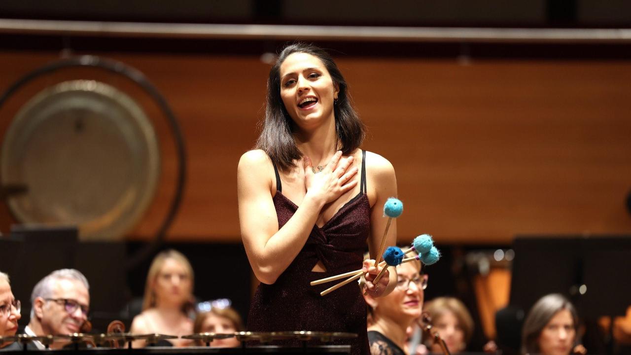 İzmir Devlet Senfoni Orkestrası’na tencere ve tava ile eşlik etti