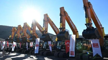 Karabağlar Belediyesi’ne Yeni İş Makinesi Desteği