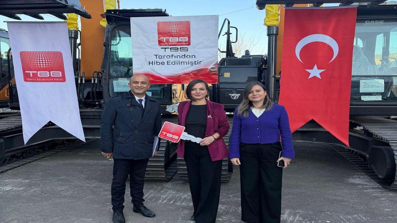 Karabağlar Belediyesi’ne Yeni İş Makinesi Desteği