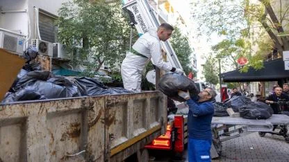 Konak’ta Çöp Ev Müdahalesi: Ev Değil Adeta Atık Deposu