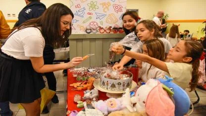 Minik eller ormanlar için çalıştı