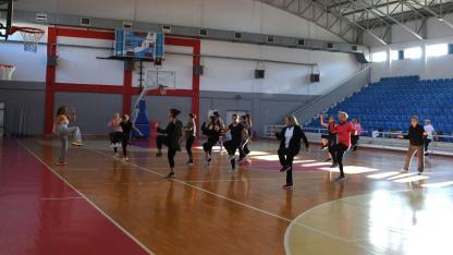 “Narlıdere’de Kadınlar Güne Sporla Başlıyor”