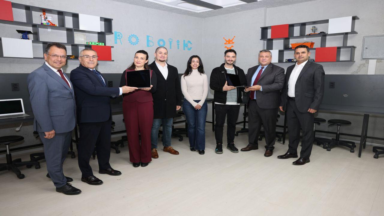 Okul-Sanayi İş Birliğiyle Okullara Bilgisayar Bağışı