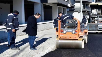 Bornova’da yol seferberliği sürüyor