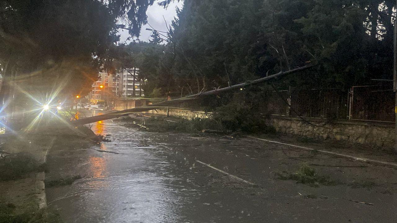 Buca Belediyesi ekiplerinin fırtına ve yağış mesaisi