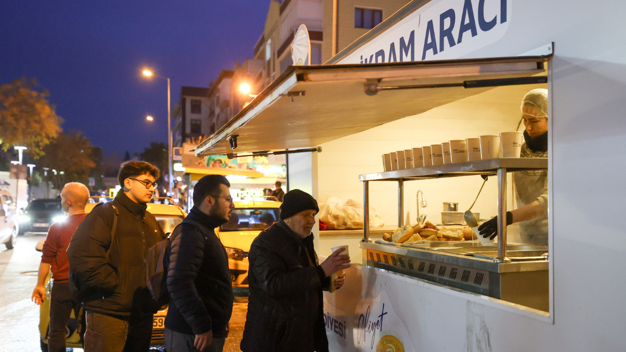 Buca Belediyesi’nden sıcak çorba ikramı