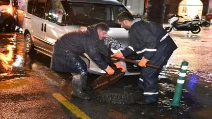 Büyükşehir ve MASKİ Ekipleri Yağmurda Tüm Gücüyle Sahada