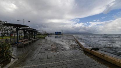 Fırtına duvarı Kordon’da taşkını önledi