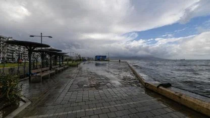 Fırtına duvarı Kordon’da taşkını önledi