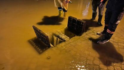 “Foça’da Sağanak Alarmı: Belediye Ekipleri Gece Boyunca Sahadaydı”