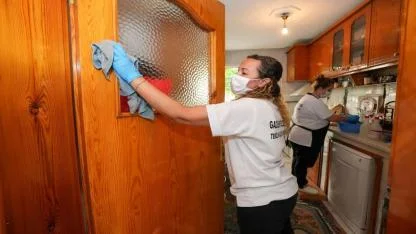 Gaziemir Belediyesi evleri temizliyor, hayatları kolaylaştırıyor