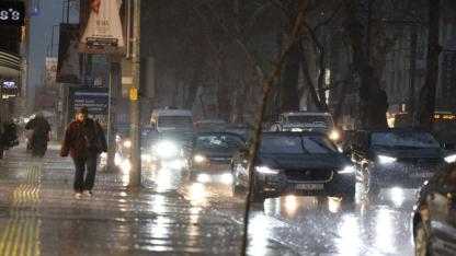 İzmir Büyükşehir Belediyesi ekipleri sağanak yağış ve fırtına nedeniyle seferber oldu