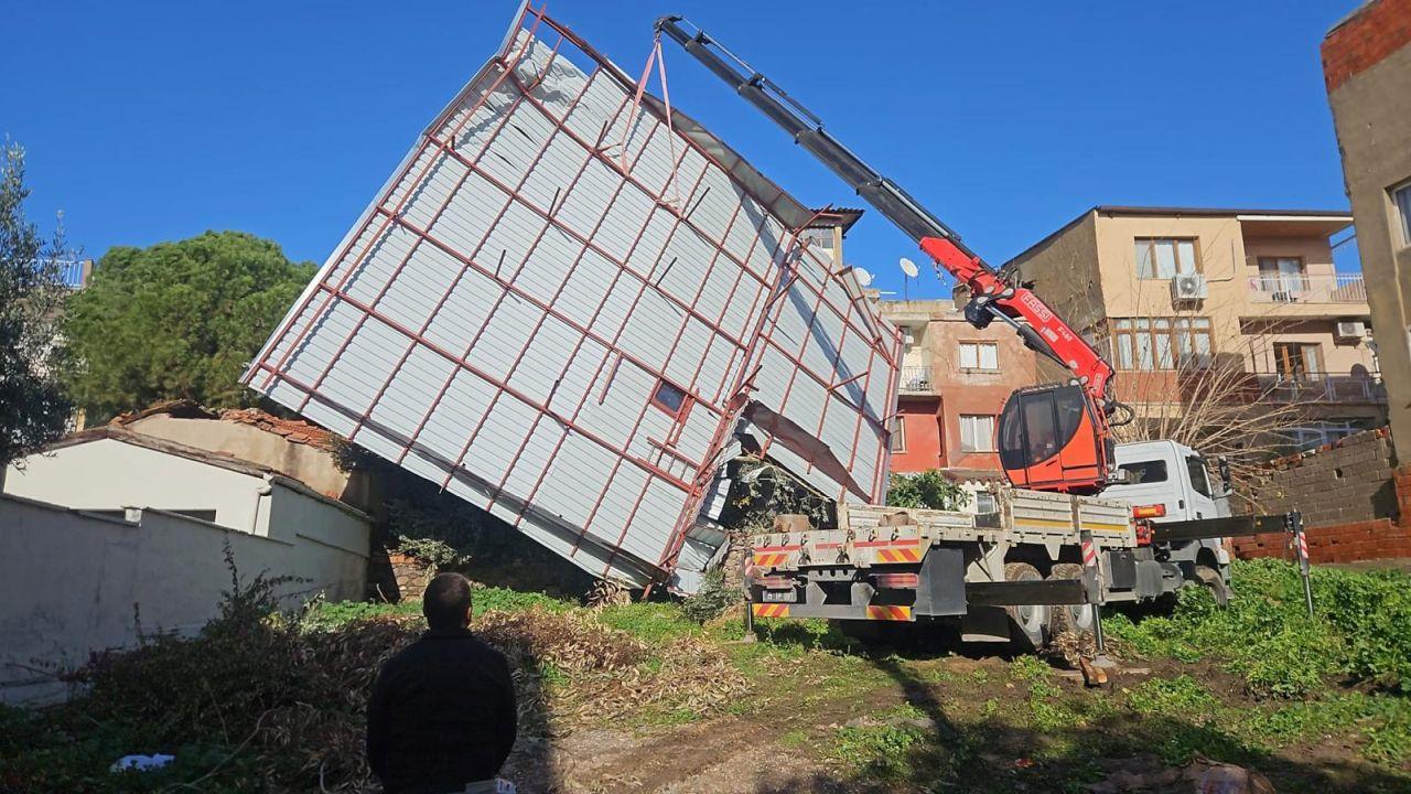 İzmir Büyükşehir Belediyesi ekiplerinin sağanak ve fırtına mesaisi