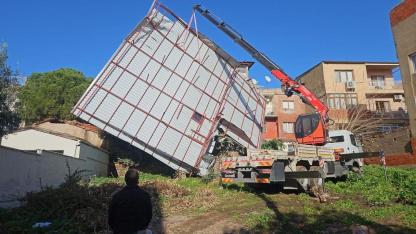 İzmir Büyükşehir Belediyesi ekiplerinin sağanak ve fırtına mesaisi