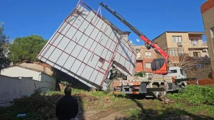 İzmir Büyükşehir Belediyesi ekiplerinin sağanak ve fırtına mesaisi