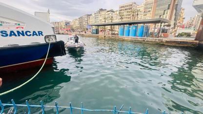 İzmir İtfaiyesi, iskele altında sıkışan kediyi kurtardı