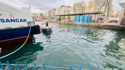 İzmir İtfaiyesi, iskele altında sıkışan kediyi kurtardı