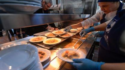 İzmir’de bir tabak yemekle hayatlar ısınıyor